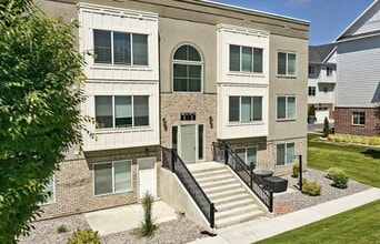 Building Photo - 831 E 550 S