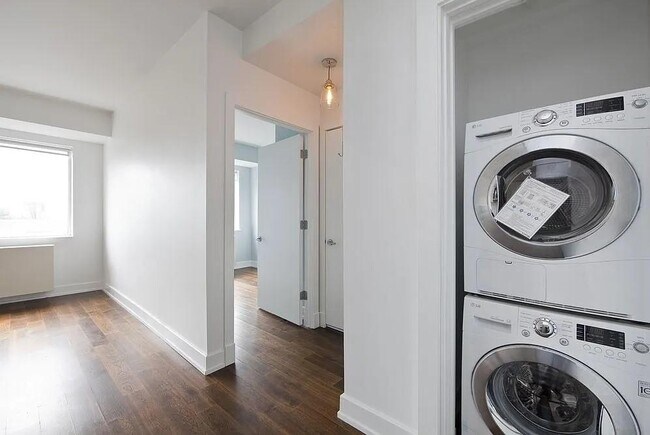 Foto del edificio - 100 Maspeth Ave