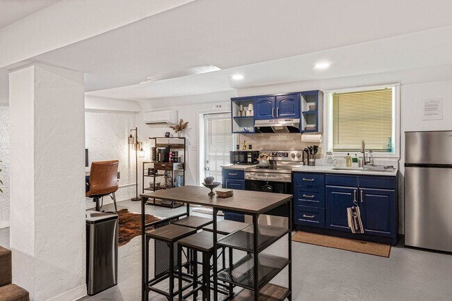 Building Photo - 2100 Cascade Rd