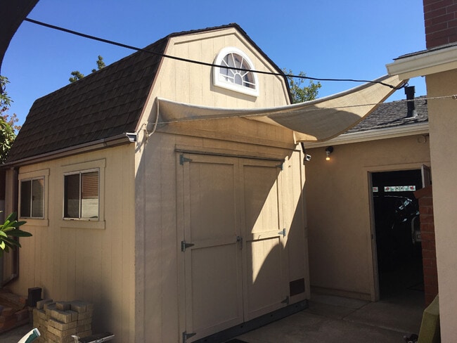 Building Photo - 498 Pierpont Dr