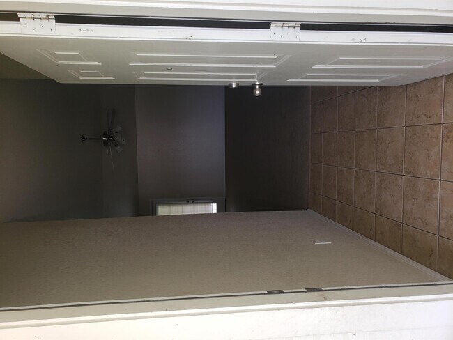 Building Photo - 910 Leah Dr