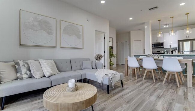 Building Photo - 8103 Coconut Palm Way