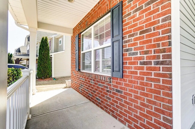 Building Photo - Room in House on Green Birch Dr