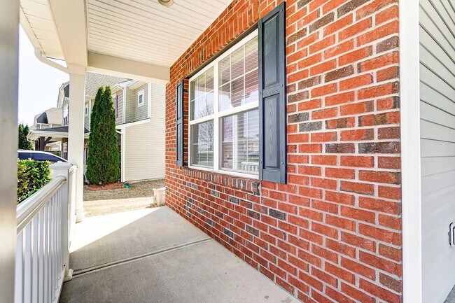 Foto del edificio - Room in House on Green Birch Dr