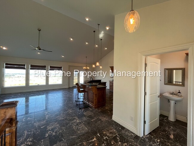 Building Photo - 8426 S Black Hawk Dr