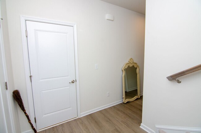 Building Photo - Beautiful, new build in quiet neighborhood