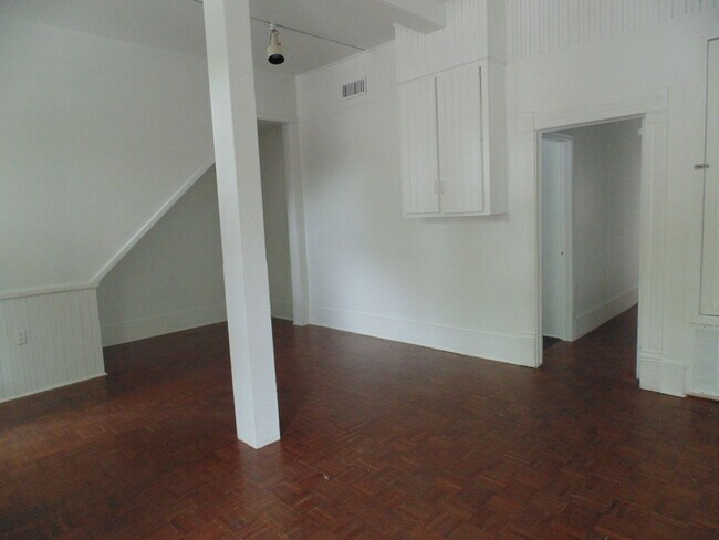 Foto del edificio - Historic 6 Bed/3Bath house blocks away fro...