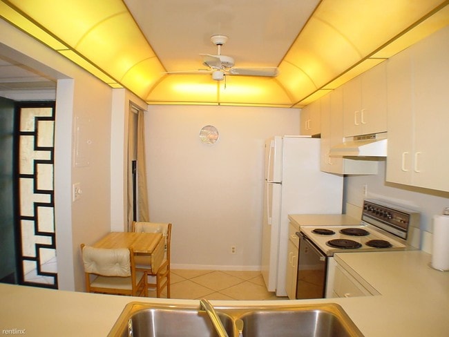 Building Photo - 1 br, 1 bath Apartment - 7 Royal Palm Way