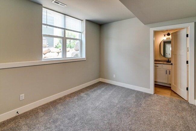 Building Photo - 2940 Blue Grass Dr