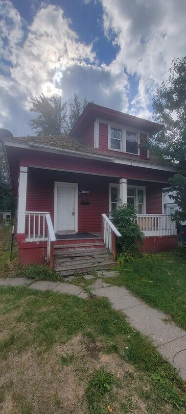 Primary Photo - Large Single Family Home - Many Updates