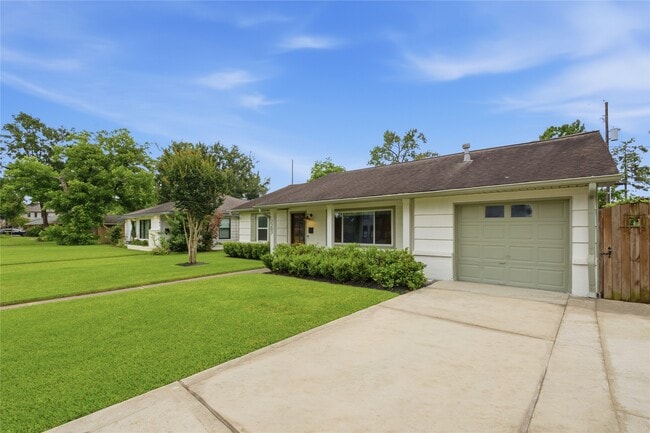 Building Photo - 2207 Saxon Dr