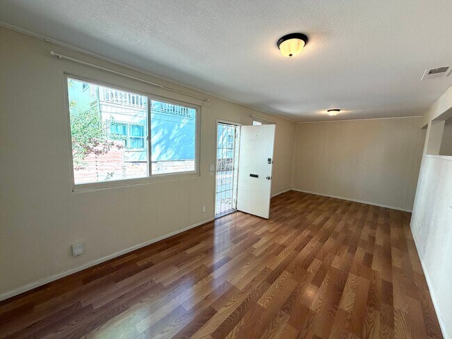 Foto del edificio - Biker’s Paradise: Cozy 2BR Duplex Steps from UC Davis & Downtown.