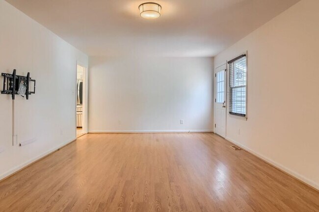 Foto del edificio - 213 Rosehaven Dr