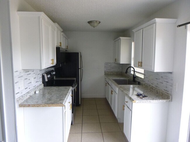 Foto del edificio - 572 Santiago Ave