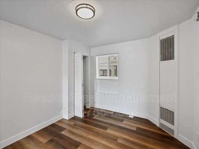 Building Photo - 715 E Parker Ln