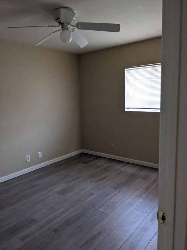 Building Photo - 2 Bed 1 Bath Twin Home Unit in Youngtown, ...