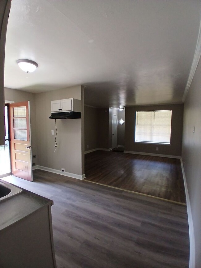 Building Photo - Beautifully Renovated 2 bed 1 bath duplex