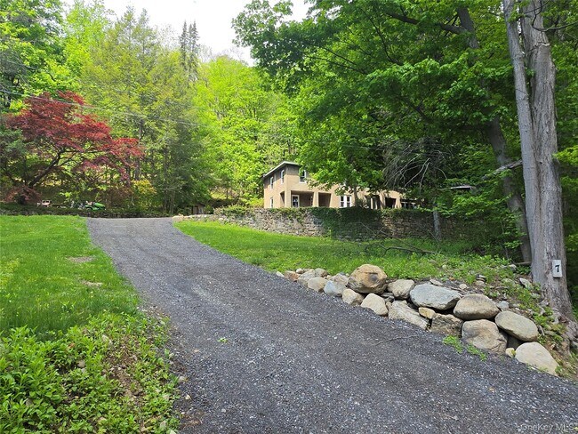 Building Photo - 7 Stone Ridge Rd