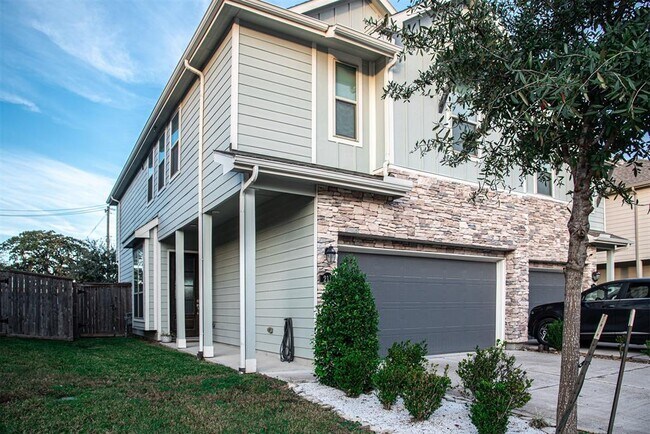 Building Photo - 211 Club Crest Ln