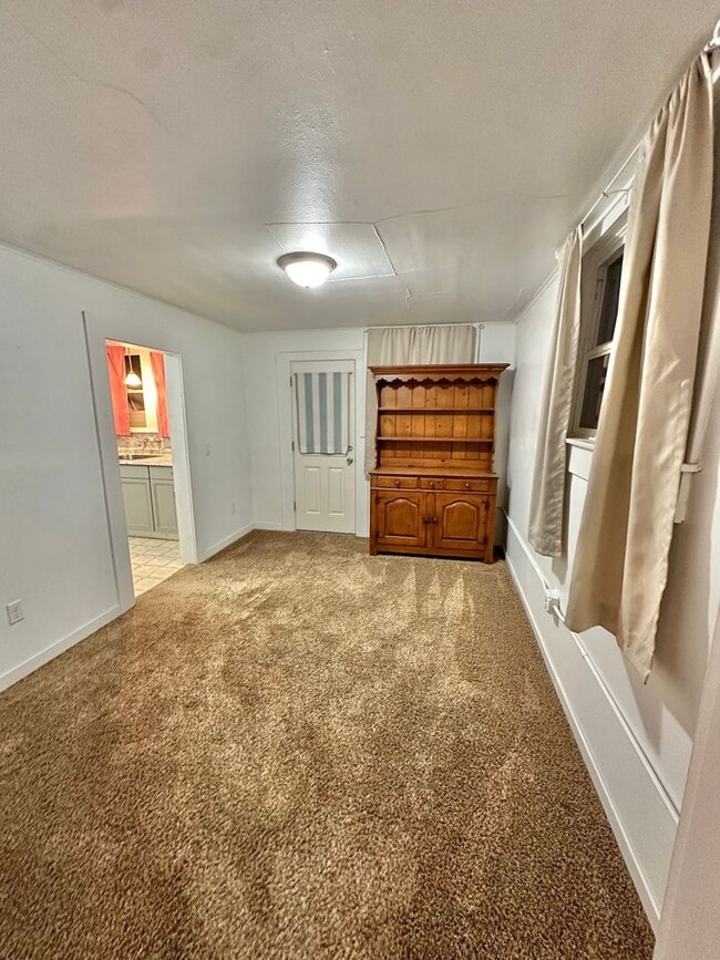 Foto del edificio - Charming 1BD/1BA Avenues Duplex with Screened Porch & Large Backyard—Utilities Included