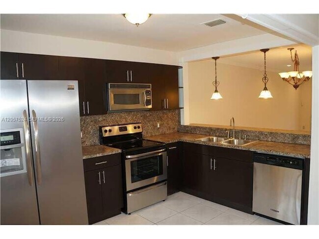 Building Photo - 459 Lakeview Dr