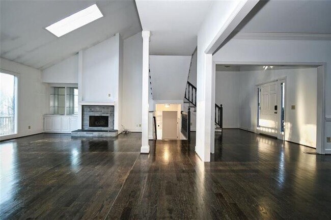Building Photo - 8240 Grogans Ferry Rd