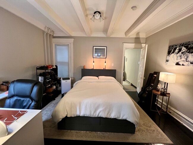 Dormitorio - 228 S Madison St