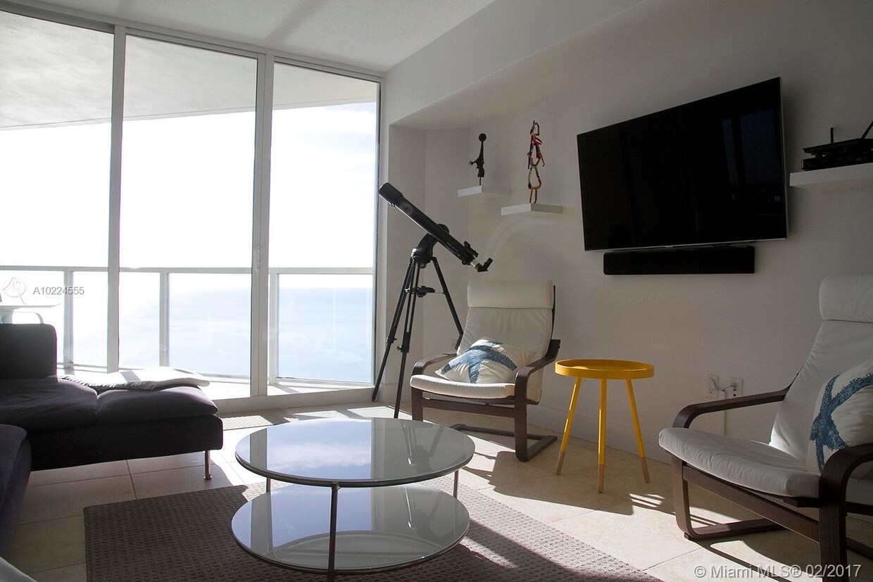 Foto principal - 16699 Collins Ave