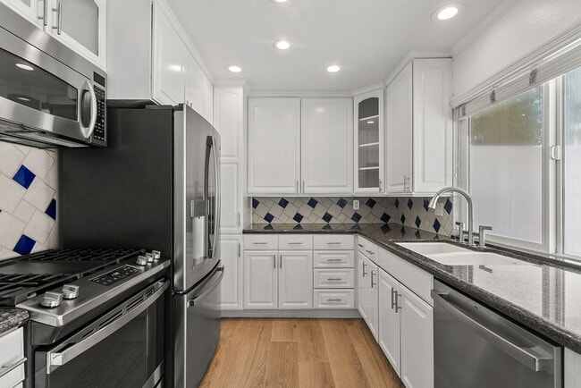 Foto del edificio - End-Unit Townhouse in Prime Newport Beach ...