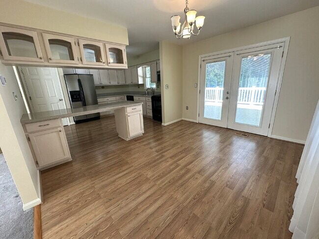 Foto del edificio - 3-Bedroom Split Level in Peaceful Wooded Setting