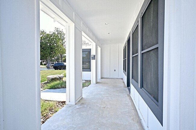 Building Photo - 456 Magazine Ave