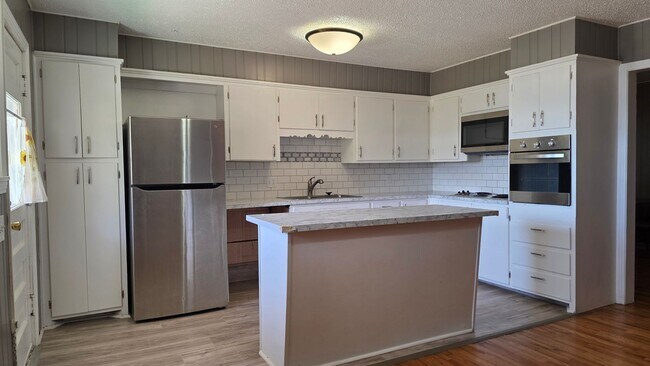 Building Photo - FOR LEASE - Spacious 3/1.5/1 - MINUTES FROM CAMPUS