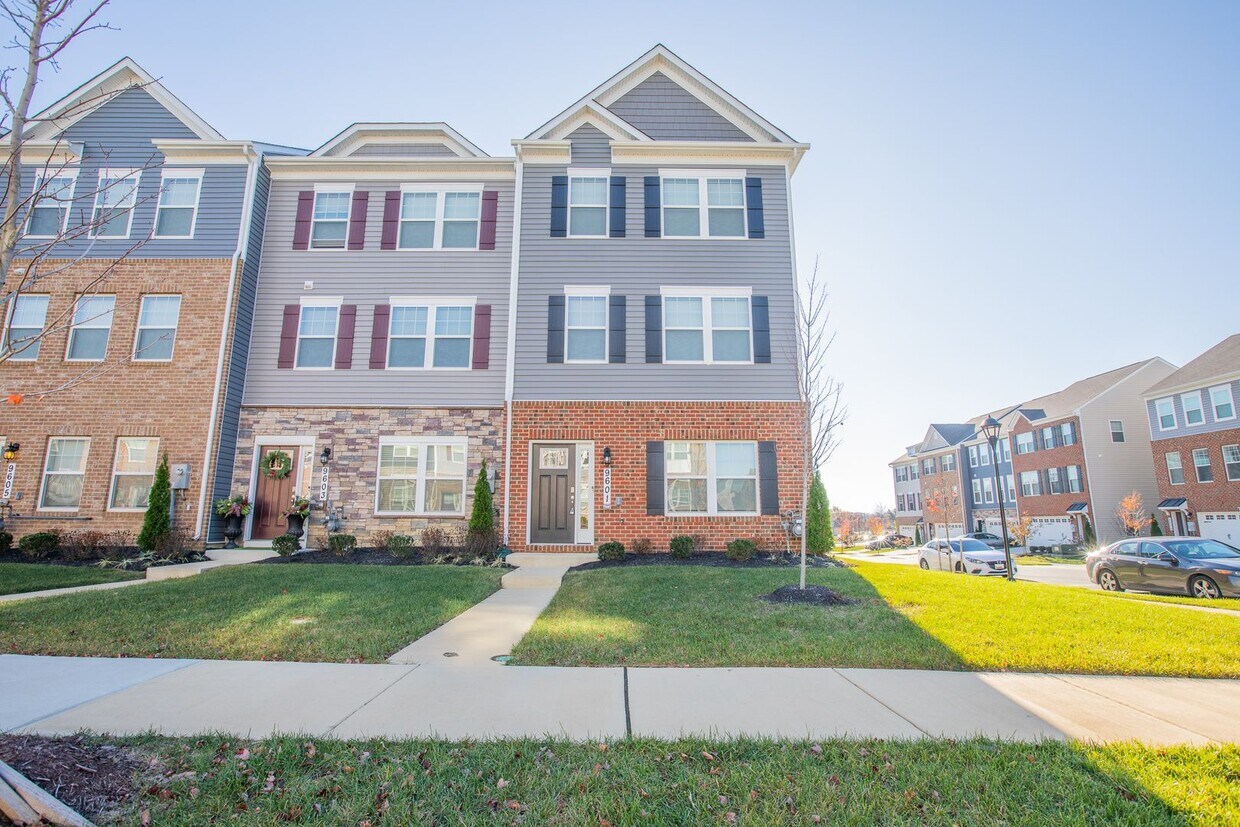 Primary Photo - Beautiful 3 BR/2.5 BA EOG Townhome in Bowie!