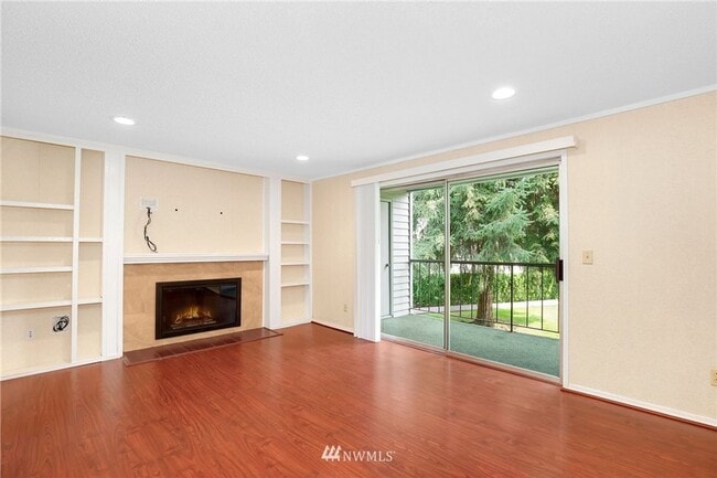 Building Photo - Location, Location, Location 3-bedroom Sammamish Bluffs Condo