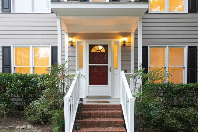 Building Photo - Beautiful 3 Bedroom Home available late Ma...