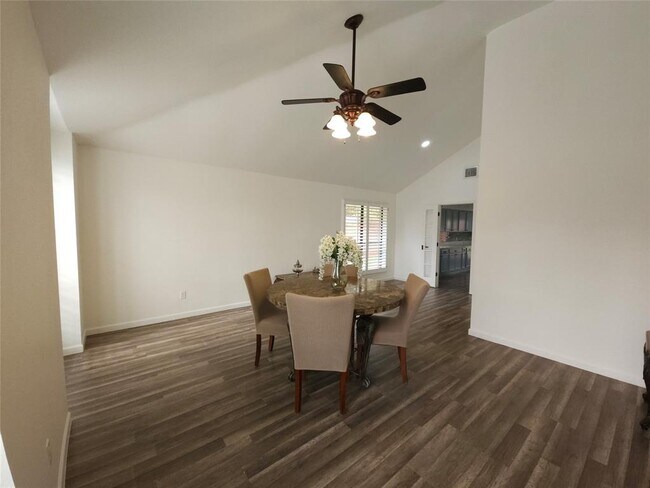 Foto del edificio - 703 Meadow Creek Dr