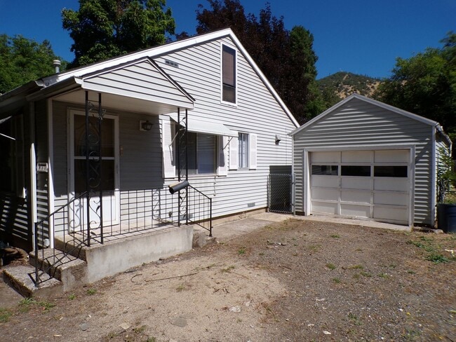 Building Photo - Charming 2 Story Gold Hill Home for Rent