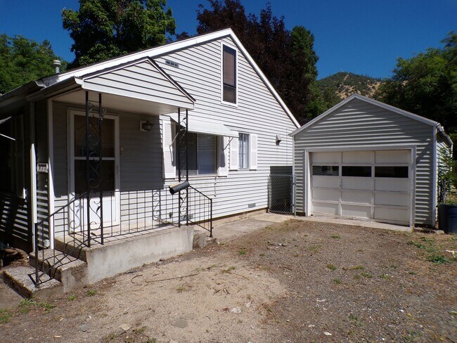 Foto del edificio - Charming 2 Story Gold Hill Home for Rent