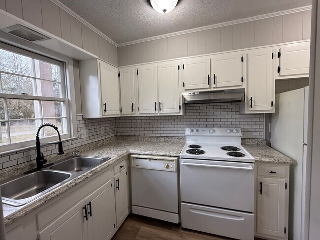 Building Photo - Beautiful 2 Bedroom 1.5 Bath townhome Clos...