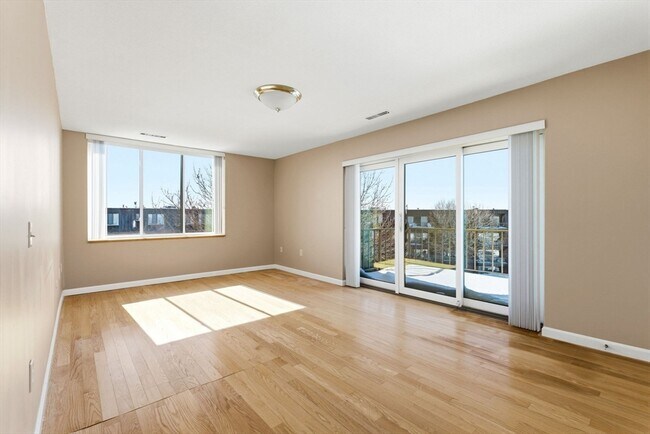 Building Photo - 1006 Paradise Rd