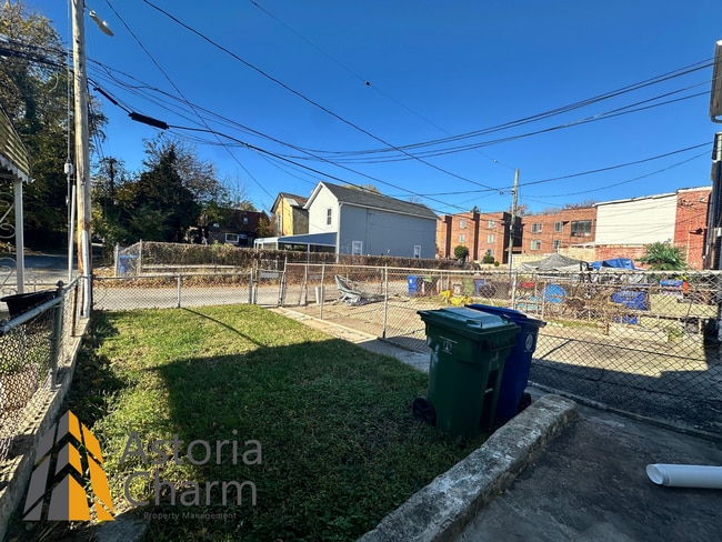 Building Photo - 3 Bedroom or 2 Bedroom with Den featuring Fenced Yard and Updated Kitchen