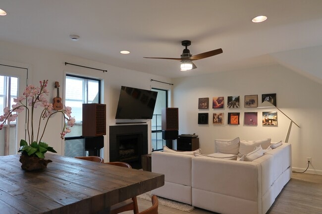 Building Photo - 1106 W 6th St