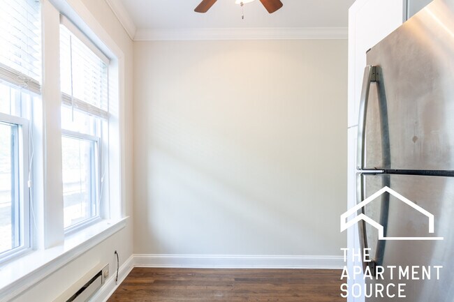 Foto del edificio - 3821 N Greenview Ave
