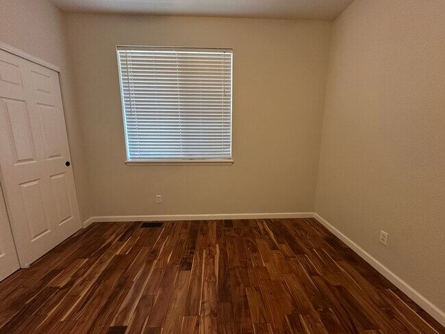 Foto del edificio - 8238 Hollygrape Ln