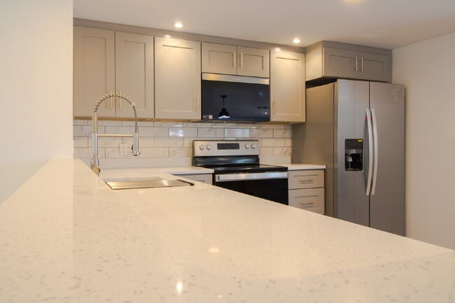 Building Photo - Beautiful 3/2 house in Gulf Harbor