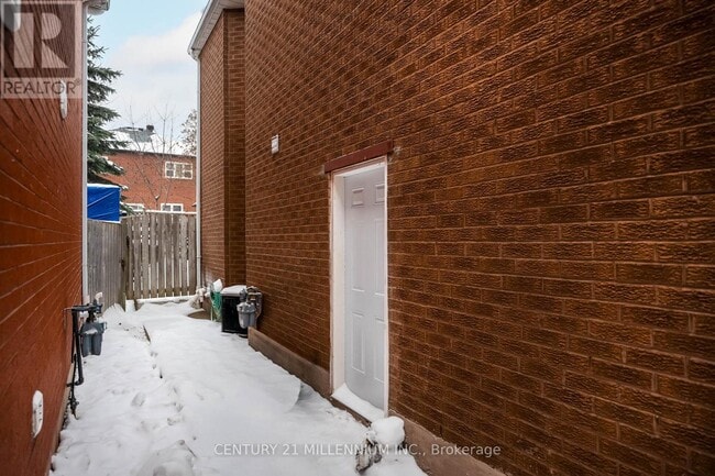 Building Photo - 321 Howard Crescent