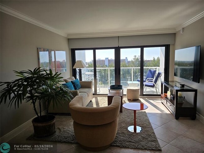 Foto del edificio - 1401 N Riverside Dr
