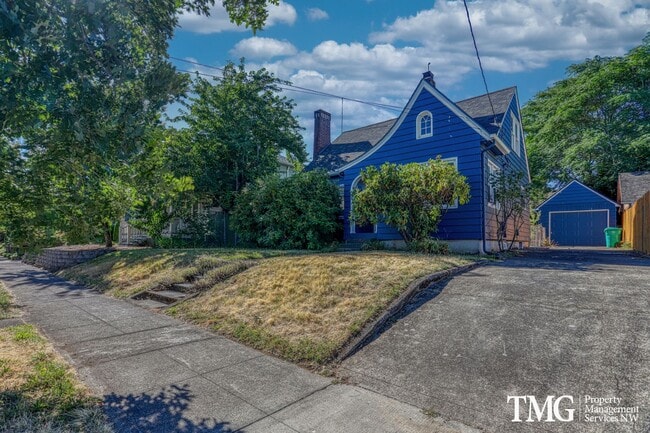 Foto del edificio - Updated 1928 Tutor w/ Original Touches and Large Fully Fenced Back Yard