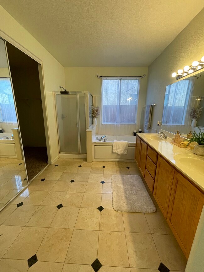 Building Photo - 5427 Brook Hollow Ct