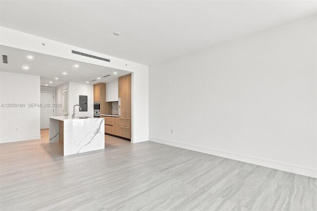 Building Photo - 2411 Laguna Cir